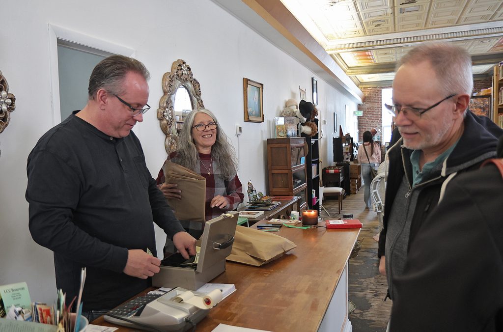 The current image has no alternative text. The file name is: 250310-photo-burm-booksellers-02.jpg