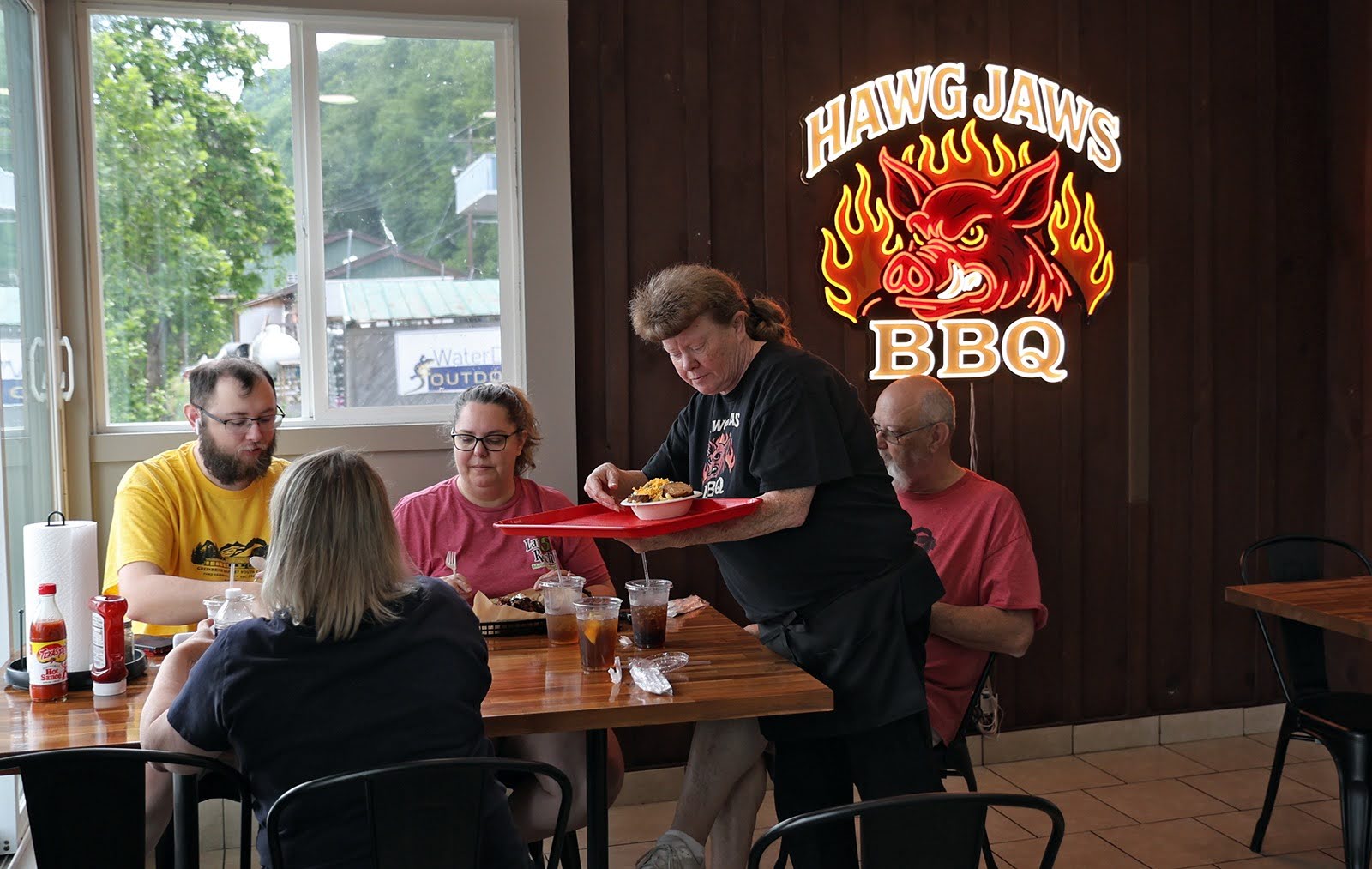 Hawg Jaws brings riverside barbecue to Hinton – The Real WV