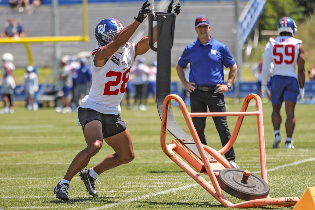 The current image has no alternative text. The file name is: giants-training-02.jpg